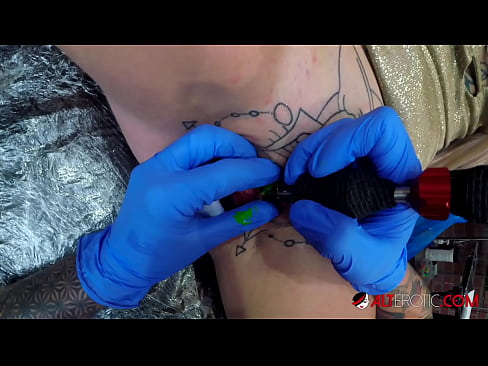 ❤️ Ekstremt tatovert hottie Sully Savage tok en tatovering på klitoris ️❌ Porno hos oss no.pornxlxx.ru ❌❤